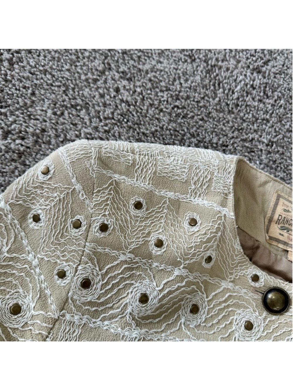 Double D Ranch Beige Textured Embroidered Buttoned Top Small - Picture 9 of 11